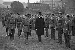 4-й граф Поуис осматривает войска на параде Королевских уэльских стрелков, Ньютаун (1939 г.)
