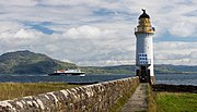 Miniatuur voor Bestand:Rubha nan Gall lighthouse and MV Clansman ferry.jpg