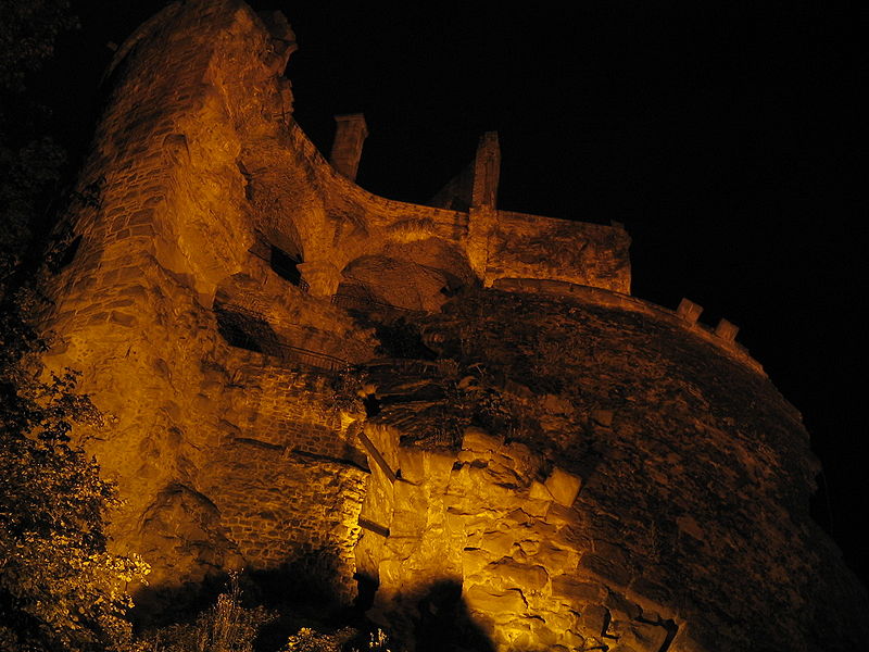 File:Ruine des Waffenturms beim Heidelberger Schloss bei Nacht 001.JPG