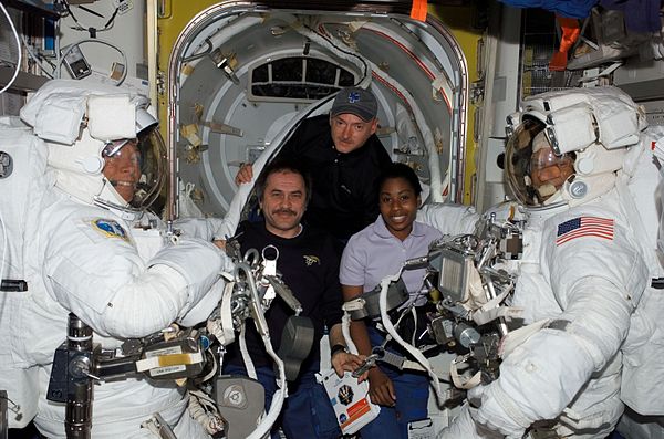 Kelly (center) surrounded by Piers J. Sellers (right), Michael E. Fossum (left), cosmonaut Pavel V. Vinogradov (center left) and Stephanie D. Wilson (