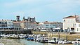 Le port de Saint-Martin-de-Ré avec le quai Job Foran et le quai de Bernonville à droite. En arrière-plan, on voit l’église Saint-Martin.