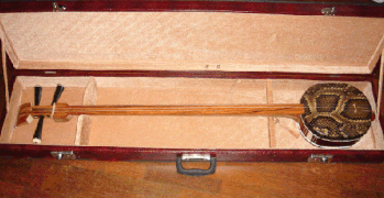 蛇皮で覆われた共鳴板を持つ中国の三弦
