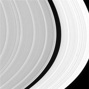 Сатурн: Физичке особине, Сатурнови прстенови, Природни сателити