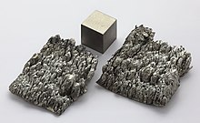 Scandium sublimiert dendritisch und 1cm3 Würfel.jpg