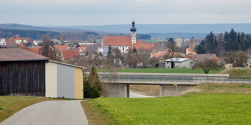 File:Schwäbische-Alb-Oberschwaben-Weg (HW 7), Blick zur Pfarrkirche St. Simon ^ Judas in Uttenweiler - panoramio.jpg