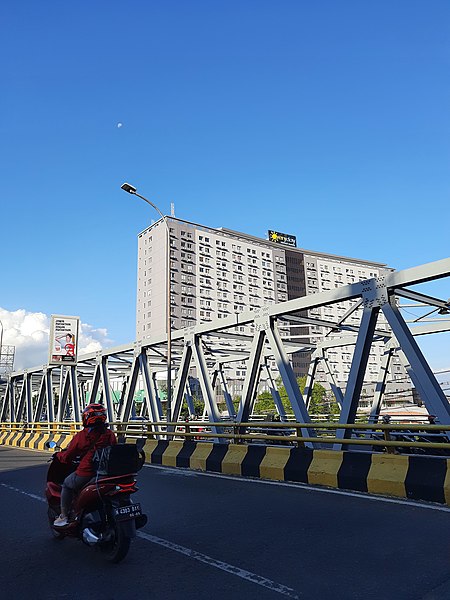 File:Seorang Pemotor Melintasi Jembatan Suhat, Kota Malang. April 2021.jpg