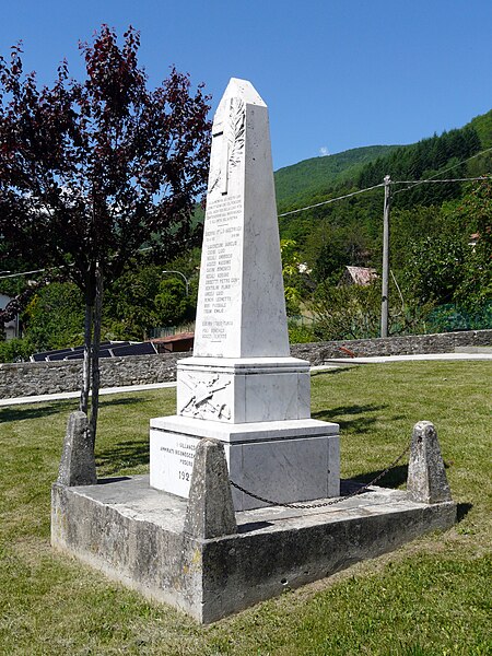 File:Sillano-monumento ai caduti1.jpg