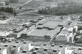 Invigningen 9 september 1968, i bakgrunden syns det nyöppnade Ikea Kungens kurva.