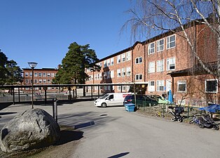 Skolan och skolgården från öster.