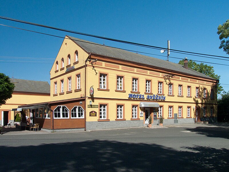 File:Sněžník - hotel Sněžník.jpg