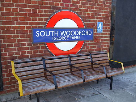 Roundel on the eastbound platform, showing the old suffix.