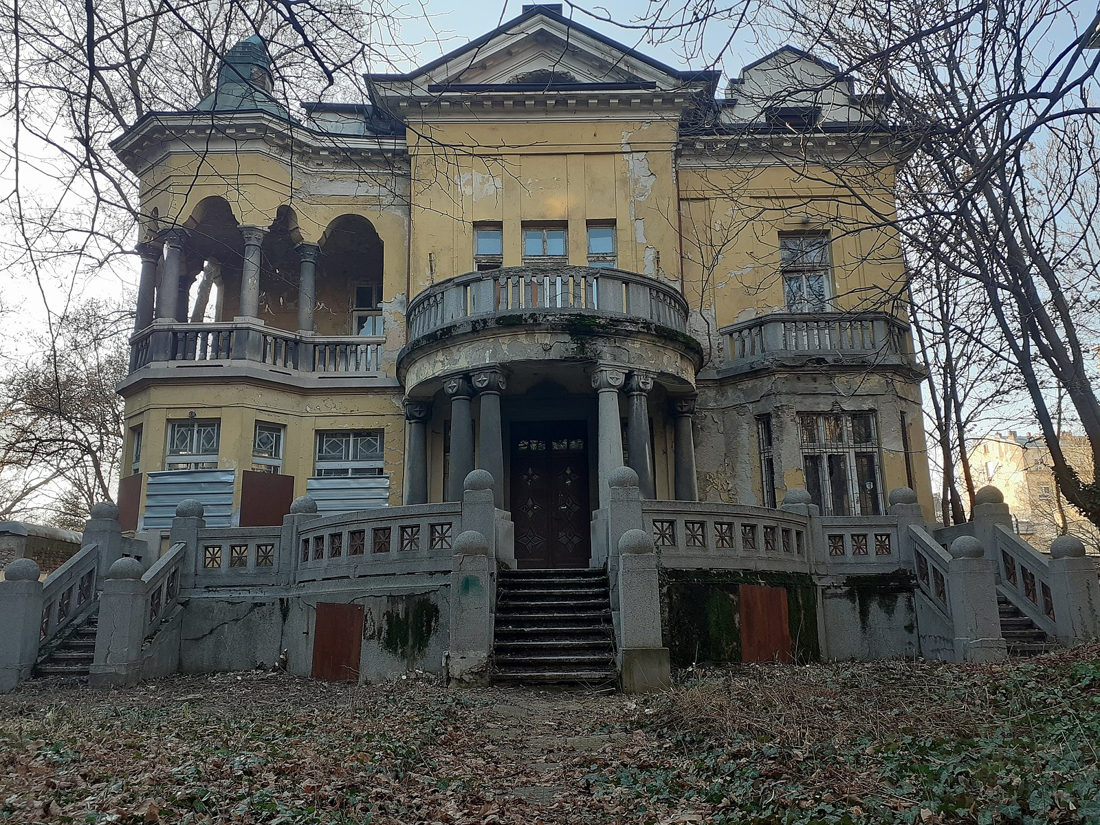 Sofia house. Усадьба Строберри Хилл Англия. Льялово заброшенные особняк. Strawberry House Ташкент. Strawberry House.