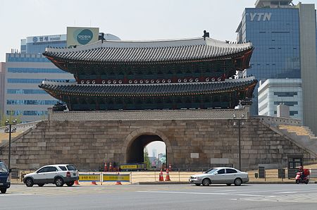 Fail:Sungnyemun back through gate.jpg