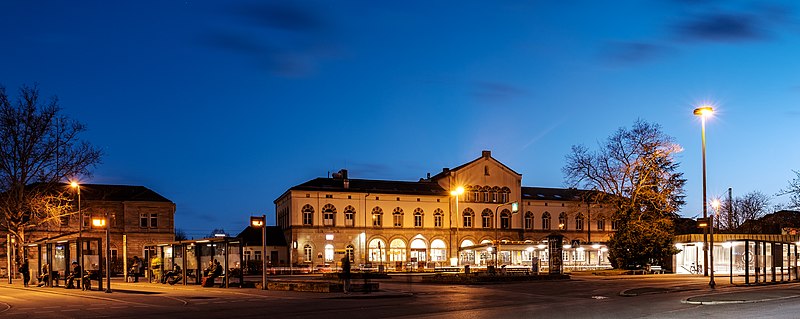 File:Tübingen Hauptbahnhof zur blauen Stunde 2019 001.jpg