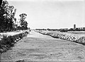 Gedeeltelijk gedempte tankgracht in het Haagse Bos, 1948