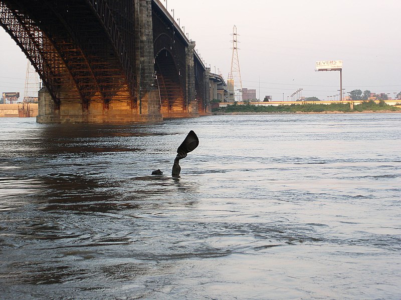 File:The Captains' Return statue and Eads Bridge.JPG