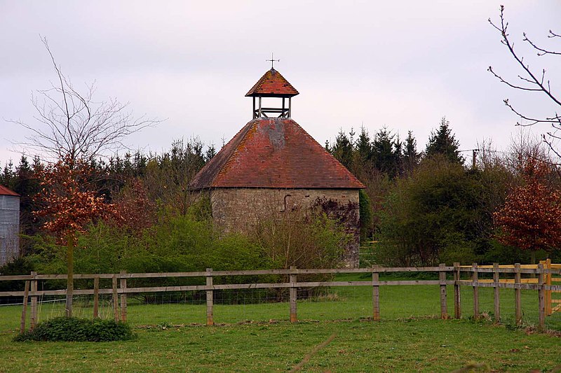 File:The dovecote behind Home farm - geograph.org.uk - 2357536.jpg