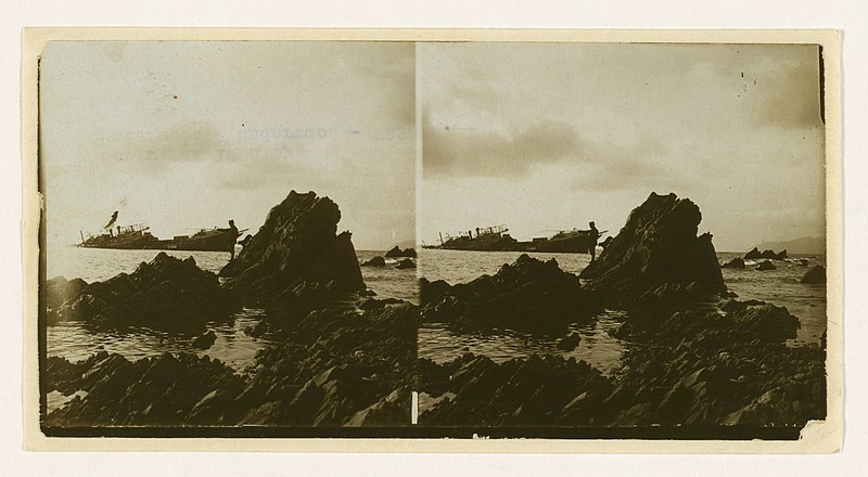 File:The tartget of Russian guns - Japanese vessel wrecked on rocks below Golden Hill - Port Arthur LCCN2005678342.jpg