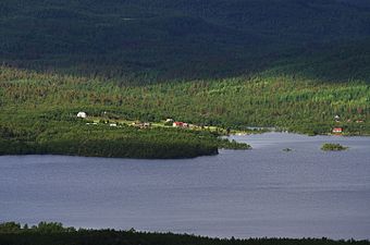 Tjieggelvas och orten västerfjäll med Västerfjälls kapell till vänster.