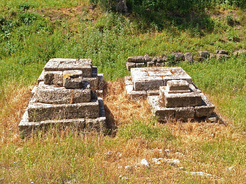 File:Tombe monumentali, Leontinoi.JPG