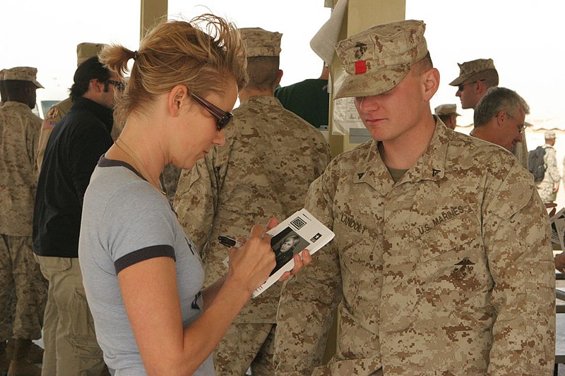 File:Traylor Howard Kuwait.jpg