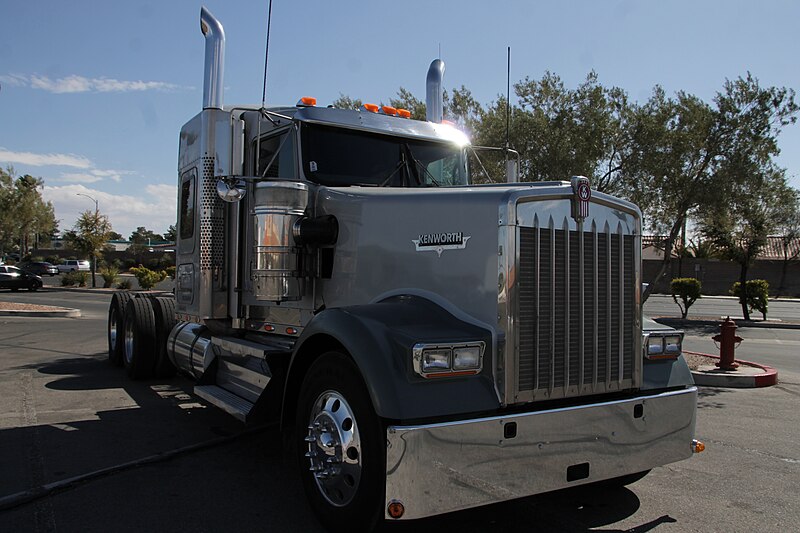 File:Tweed Transport Kenworth W900L Left-Quarter.jpg