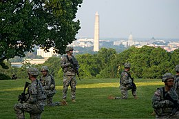 US-Soldaten mit dem 3. US-Infanterie-Regiment (The Old Guard) treten während des Twilight Tattoo auf der Joint Base Myer-Henderson Hall, Virginia, am 22. Mai 2013 auf 130522-A-AO884-489.jpg