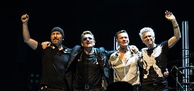 Ирландская рок-группа U2 выступает в 2015 году