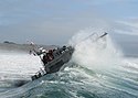 USCG motorlu cankurtaran botu Bodego Bay'de (090912-G- -002) çıtayı geçiyor. Jpg