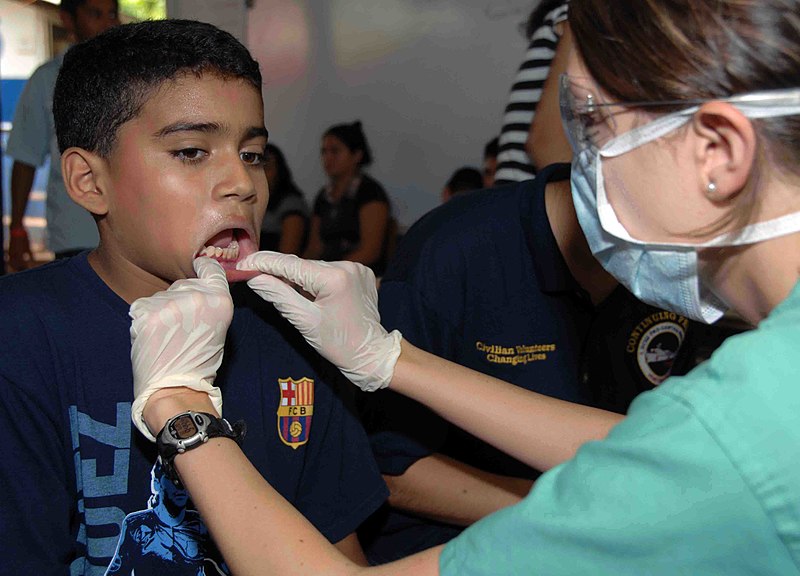 File:US Navy 090628-N-6259S-001 Capt. Amber Heller examines a Salvadoran child's teeth during a Continuing Promise 2009 medical community service project in Loma Larga, El Salvador.jpg