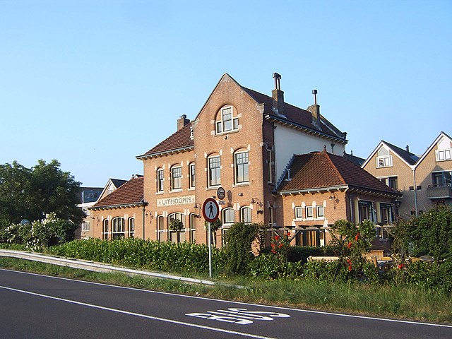 Een stationsgebouw waar Uithoorn op staat