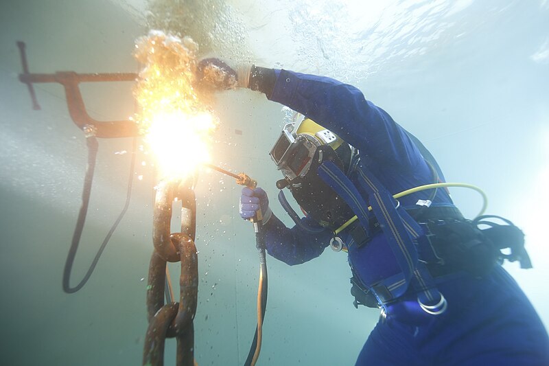 File:Underwater oxy-arc cutting.jpg