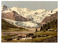 Aussicht beim Hotel Roseg auf die Gletscherzunge, ca. 1900; links stösst im Vordergrund der Tschiervagletscher vor und vereinigt sich mit dem Roseggletscher