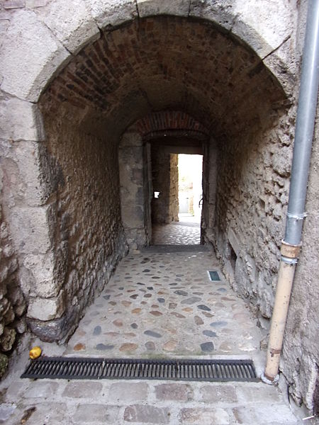 File:Varennes-sur-Allier Passage de la Poterne MH 02.JPG