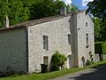 Français : Maison ancienne, bourg de Vilhonneur, Charente, France