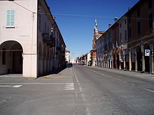 Vista della via centrale di Cortemaggiore da largo Umberto I