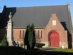 La nef de l'église et le monument aux morts, la statue de la Vierge.