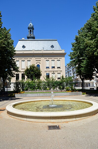 File:Vue latérale de la mairie de Villefranche-sur-Saône (2016).jpg