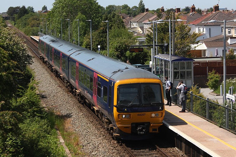 File:Weston MIlton - fGWR 166207 Bristol Parkway service.JPG