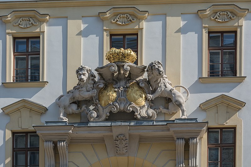 File:Wien Stiftgasse 2a Stiftkaserne Portal Löwen.jpg