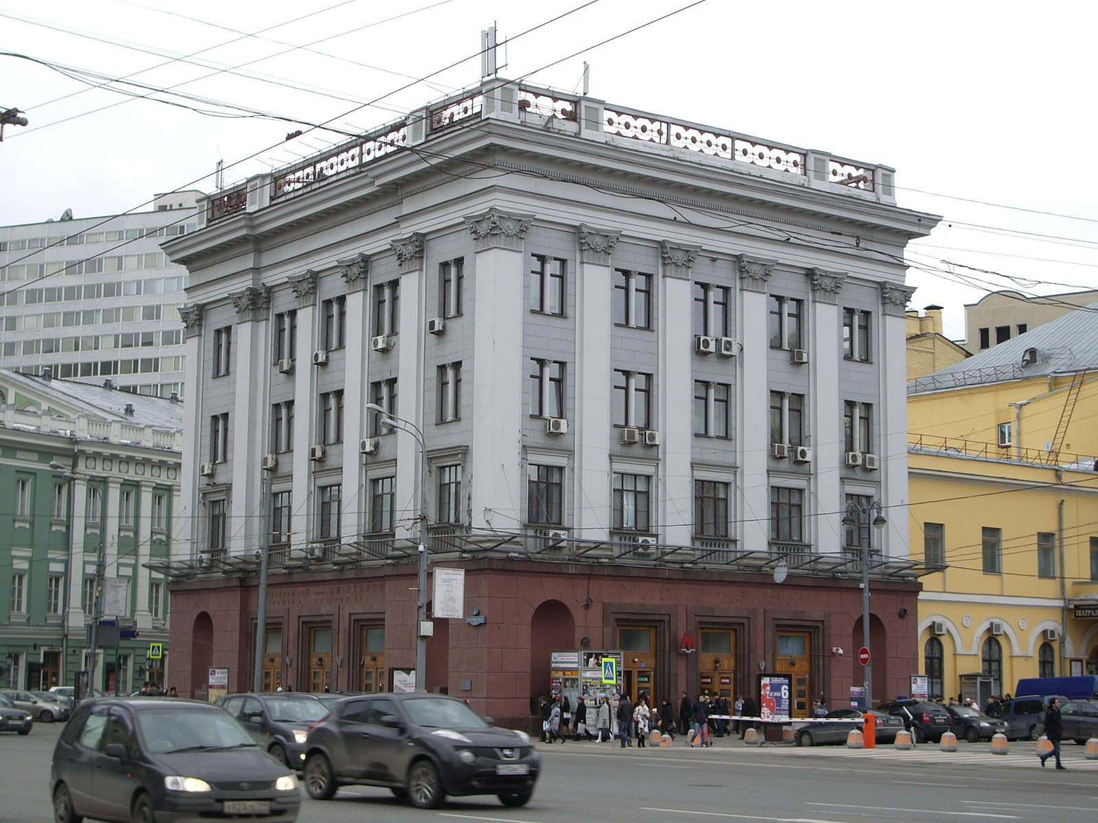 метро театральная в москве