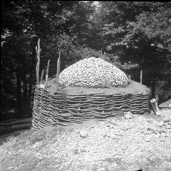 File:"Apnenca" pripravljena za žganje. Ima "vrh od simca", "koš" iz bukovih protov, "špirovci"- koli, Male Vodenice 1956 (2).jpg