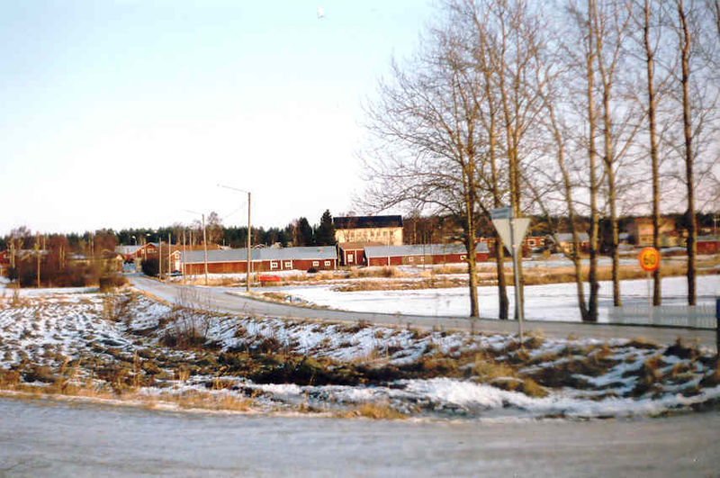 File:Ömossa, centrala byn sedd från slätten i väster i december 1991. Bild 1..jpg