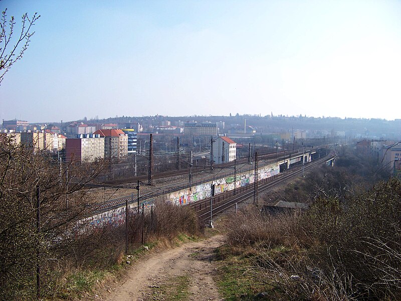 File:Železniční most přes ulici Na žertvách, z ulice Nad Kotlaskou V (01).jpg