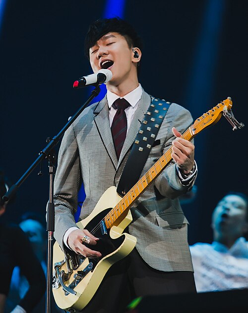 Lin performing at the KKBox Music Awards ceremony in 2017