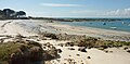 La plage de Loc'h Roz et, à l'arrière-plan, le port de Pors Breign