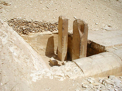 Stèles dans la cour du temple