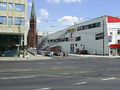 Einkaufszentrum mit Blick zur Kirche zum heiligen Kreuz