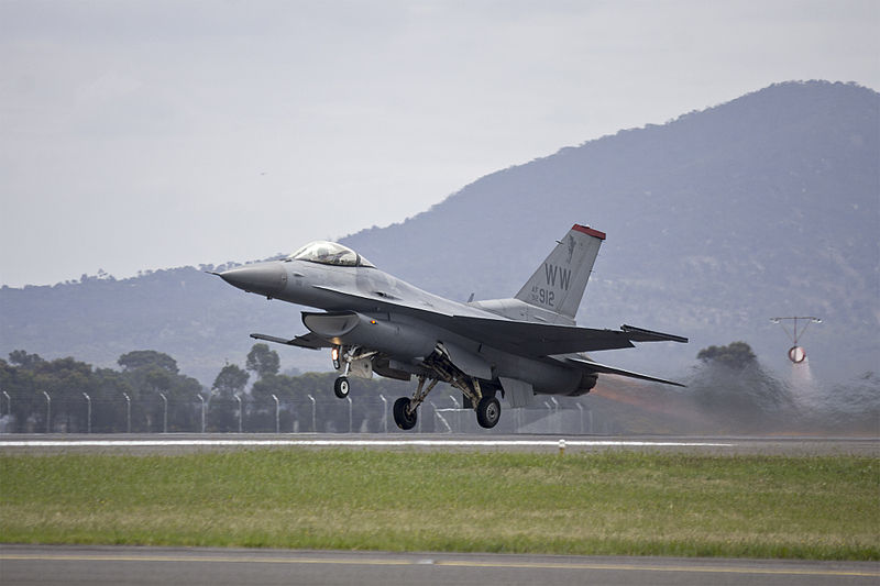 File:13th Fighter Squadron Lockheed F-16C Block 50P Fighting Falcon (92-3912) taking off at Avalon for a display at the 2015 Australian International Airshow.jpg