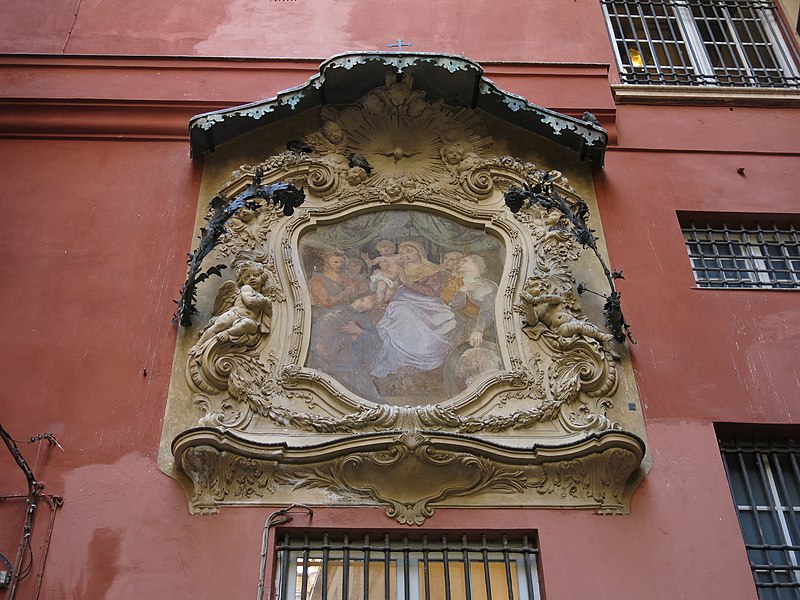 File:196 Capelleta a la façana del Palazzo Rosso, Vico Boccanegra (Gènova).jpg